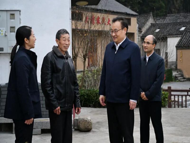 省委書(shū)記梁言順在金寨縣住村走訪時(shí)強(qiáng)調(diào)： 深入學(xué)習(xí)貫徹黨的二十屆四中全會(huì)精神 努力讓老區(qū)人民過(guò)上更加幸福美好生活